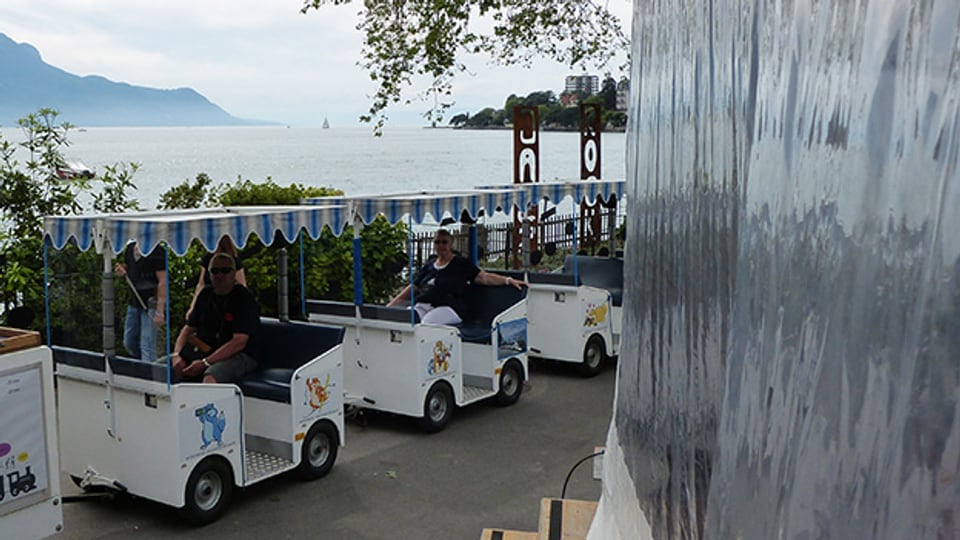 Am Eidgenössischen Musikfest fährt man in der Mini-Bahn entlang der Montreux-Riviera.