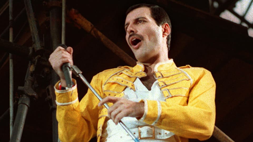 Queen-Sänger Freddie Mercury 1986 bei einem Konzert in Köln.