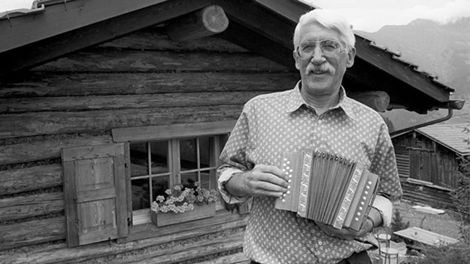 Der Schweizer Volksmusiker Peter Zinsli 1994 in seinem Maiensäss in Tschiertschen GR.