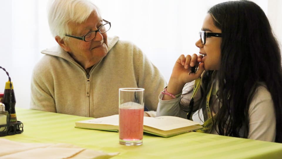Die 85-jährige Ruth Ammann trifft sich wöchentlich mit der 9-jährigen Helena zum Lesen.