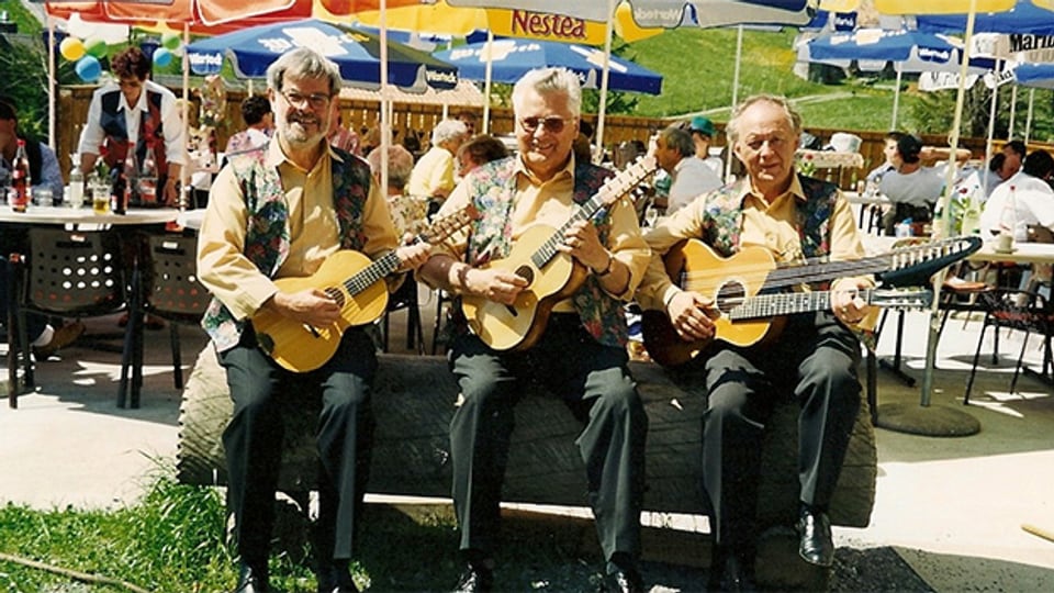Sepp Bürkli (Mitte) spielt Halszither begleitet von Hans Gusset (Halszither) und Josef Speri (Gitarre). Die Aufnahme stammt aus den 1990er-Jahren.
