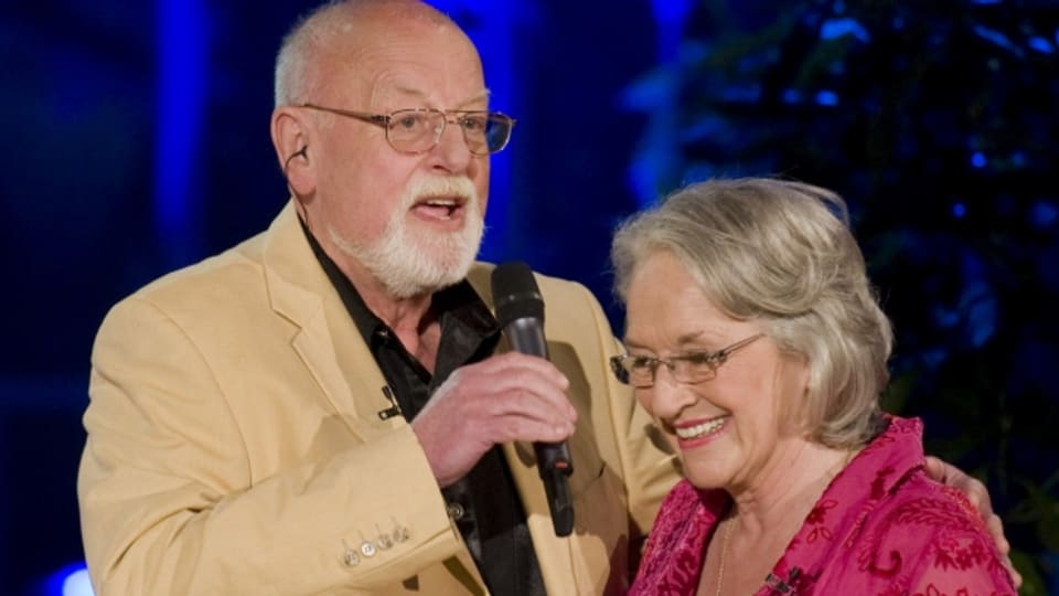 Roger Whittaker singt für seine Frau Natalie während eines Konzerts 2009.