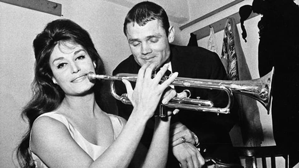 Die französische Sängerin Dalida und der amerikanische Trompeter Chet Baker treten 1962 in derselben Show im Brancaccio-Theater in Rom auf.