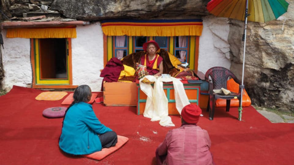 Der Lama des nepalesischen Klosters berät Frauen aus der lokalen Bevölkerung und betet mit ihnen.