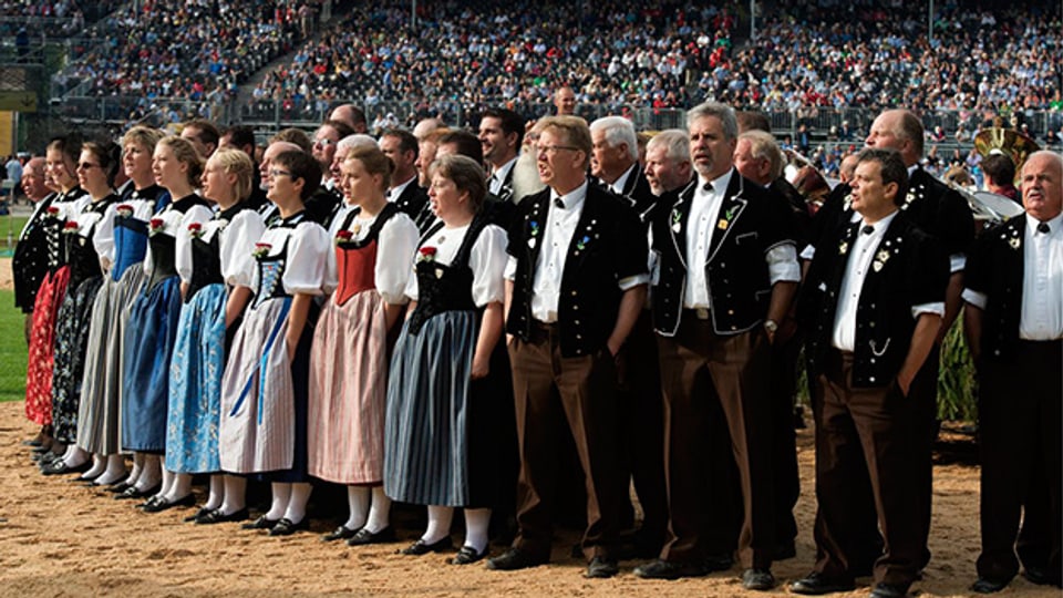 Jodlerinnen und Jodler waehrend des offiziellen Festaktes am Eidgenössischen Schwing- und Aelplerfest 2013 in Burgdorf.