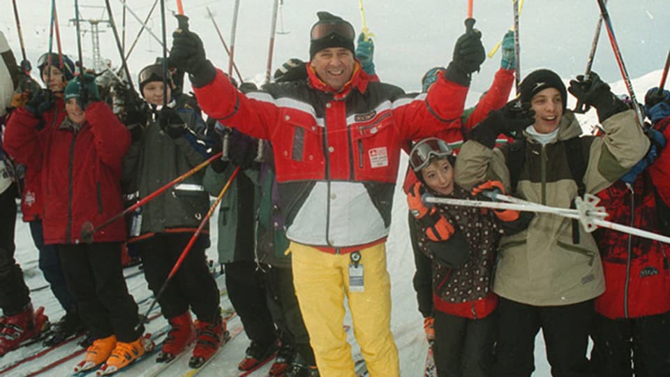 Adolf Ogi war mehr als einmal als prominenter Skilehrer im Schweizer Jugendskilager unterwegs, wie hier 1998 als frischgebackener Sportminister.