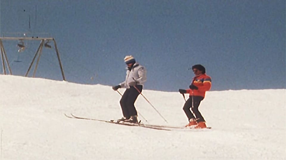 Filmausschnitt: Der blinde Skischüler wird von Skilehrer Giovanni angeleitet.