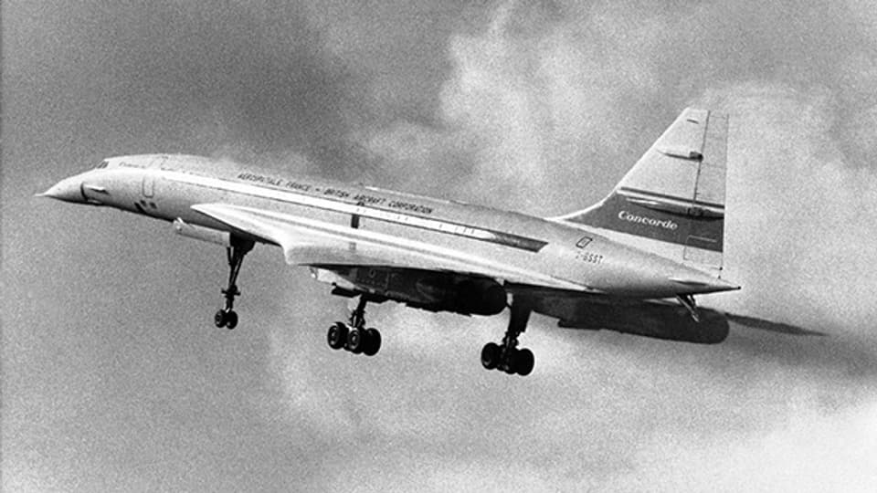 Die Concorde bei ihrem ersten kommerziellen Überschallflug am 21. Januar 1976 nach dem Start vom Flughafen Charles de Gaulle in Paris.