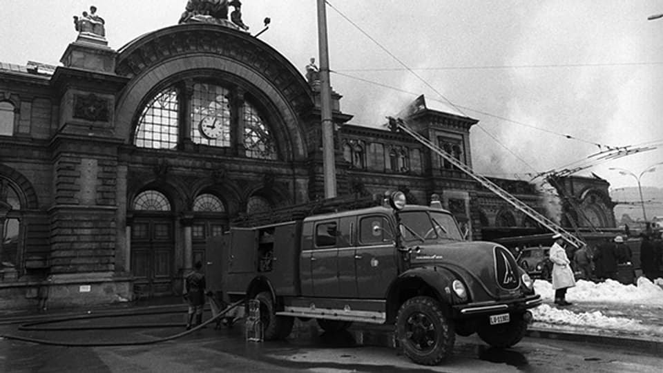 Die Feuerwehr versucht am 5. Februar 1971 den Brand im Bahnhof Luzern zu löschen. Das Gebäude brennt fast vollständig aus.