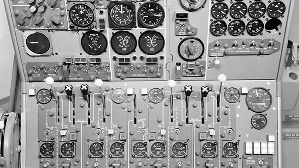 Nebst Theorie und Praxis lernte das fliegende Swissair-Personal die Douglas DC-8 auch im Simulator manövrieren.