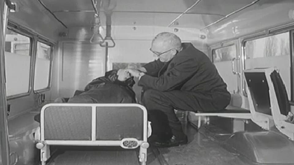 Ein Krankenwagen im Jahr 1966: Der Sanitäter hat kaum Zugang zum Patienten.