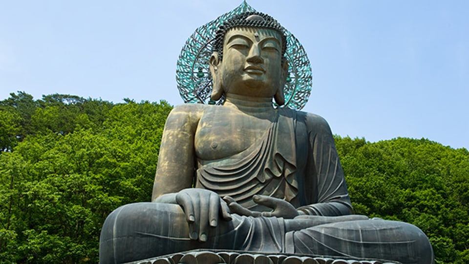 Buddha-Statue beim Sinheungsa Tempel im südkoreanischen Seoraksan Nationalpark.