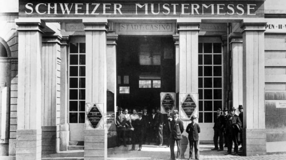 Der Eingang zur ersten Schweizer Mustermesse im Stadtcasino Basel, aufgenommen im Jahr 1917.