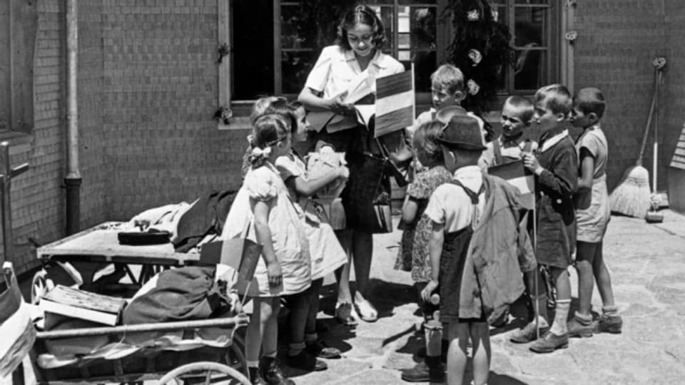 Ein Gruppe Kinder aus Ungarn und eine Betreuerin kommen im Juni 1947 im Kinderdorf Pestalozzi in Trogen an.