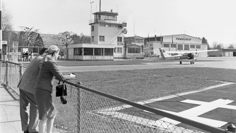 Besucher stehen am Rand des Rollfelds des Flughafens Bern-Belpmoos (Aufnahme von 1972).