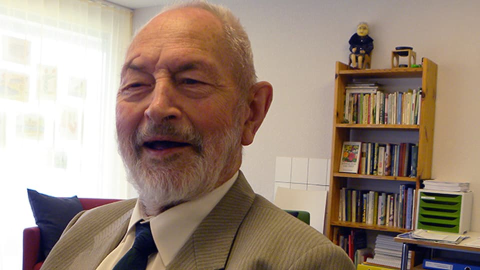Der 84-jährige Alfons Staffelbach erzählt am Männerhöck von seinen Berufserfahrungen.