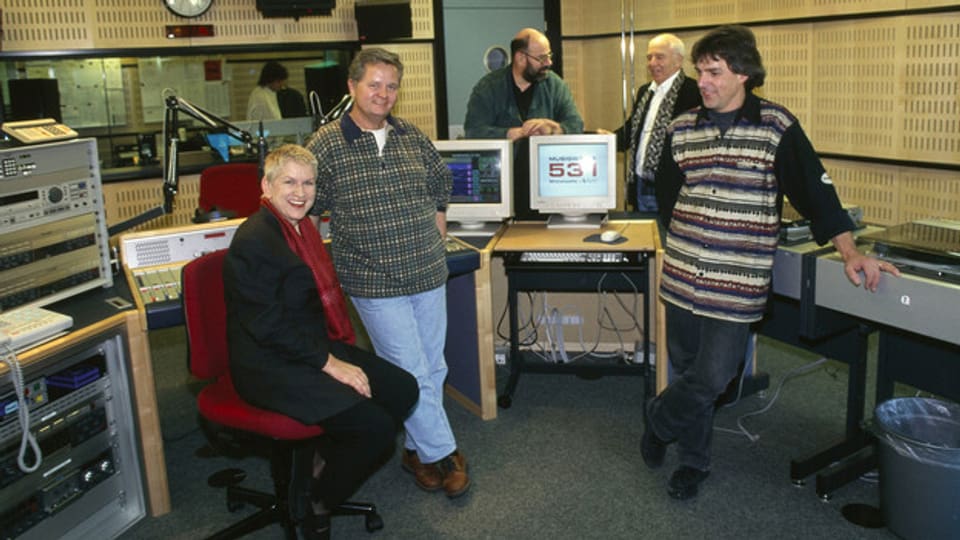 Verena Speck, Jörg Stoller, Heinrich von Grünigen, Hans Harder und Thomas Wild nach dem geglückten Sendestart vom neuen Radioprogramm «Musigwälle 531».