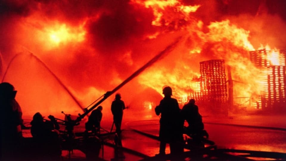 Grosseinsatz der Feuerwehr beim Chemiegrossbrand der Sandoz Schweizerhalle, aufgenommen in der Nacht auf den 1. November 1986.