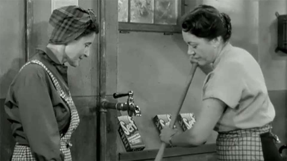 Elisabeth Witschi und Margrit Rainer werben 1957 in einem kurzen Spielfilm für ein Waschmittel