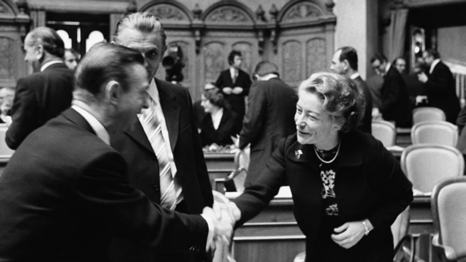 Die neugewählte CVP-Nationalrätin Elisabeth Blunschy wird 1971 zu Beginn der Wintersession im Bundeshaus von Kollegen begrüsst.