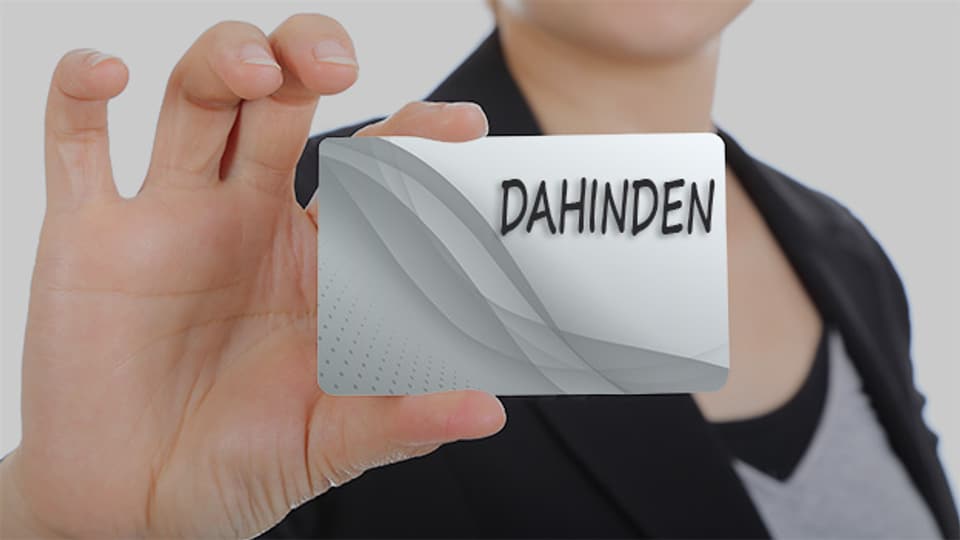 Im Familiennamen Dahinden steckt die adverbielle Fügung «da hinten».