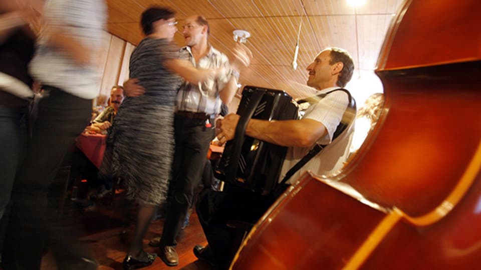  Ein Bild mit Seltenheitswert: An der Steiner Chilbi tanzen die Gäste im Oktober 2007 zum letzten Mal im Gasthaus Rössli, das kurze Zeit später für immer schliesst.