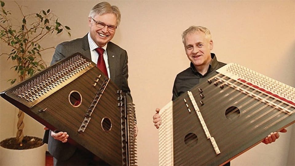 Thomas Nägeli und Instrumentenbauer Werner Alder zeigen Hackbretter mit Resonanzböden aus Karbon.