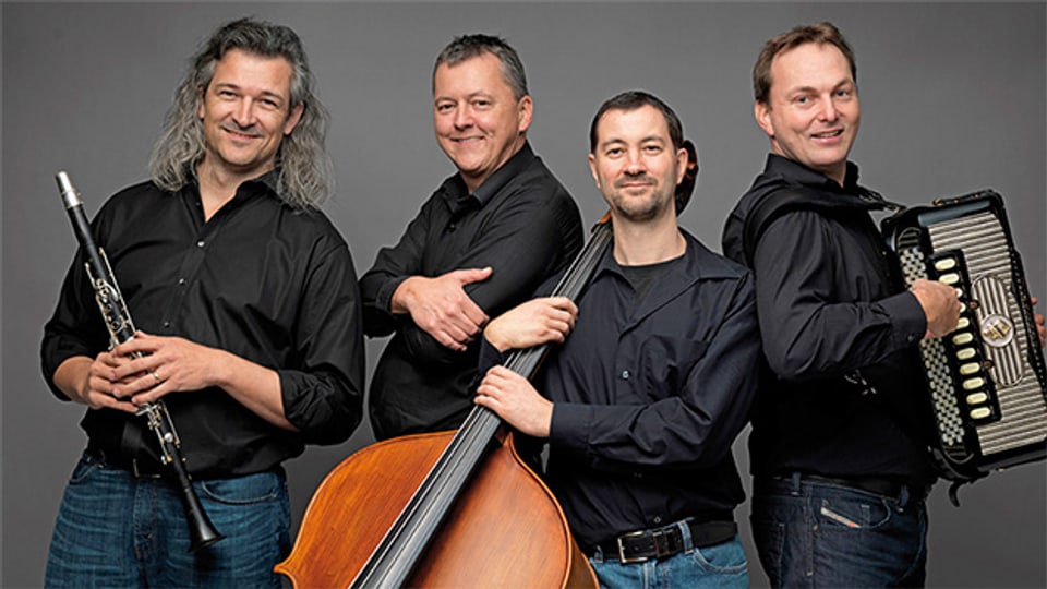 Die Gründer der Gupfbuebä – Dani Häusler (Klarinette), Dominik Lendi (Kontrabass) und Jörg Wiget (Akkordeon) – werden heute von Ueli Stump am Klavier begleitet.