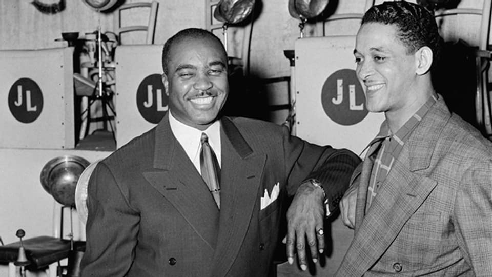 Bandleader Jimmy Lunceford zusammen mit dem Jazzpianisten Trummy Young in einer Aufnahme um 1940.