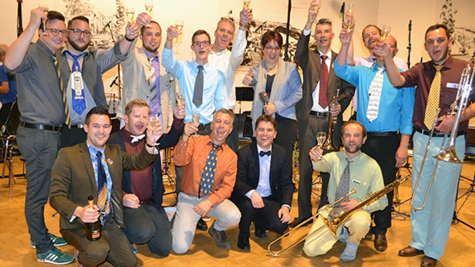 Die Fidelen Humpa Spatzen FIHUSPA feiern ihren Sieg beim 12. Radiowettbwerb «Beliebteste Blaskapelle der Schweiz».