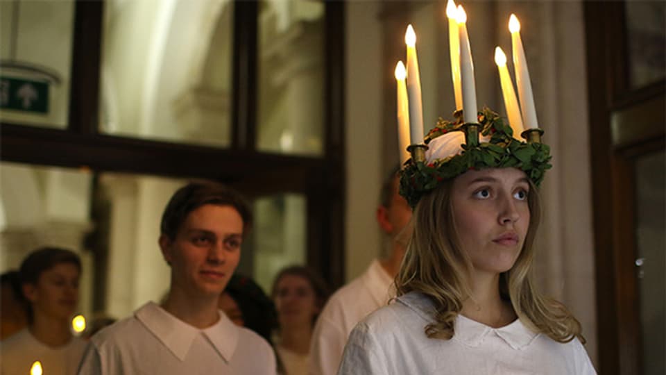 Am Tag der Heiligen Lucia trägt die älteste Tochter in der Familie einen Kranz mit Kerzen auf dem Kopf.