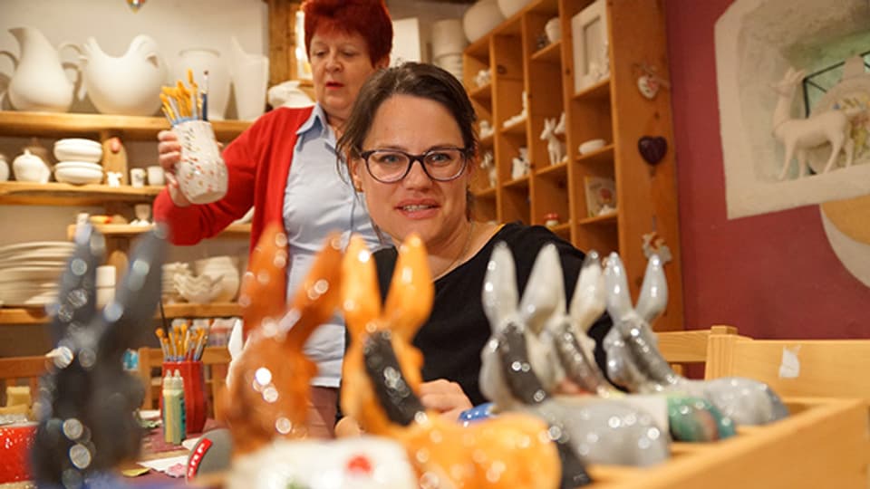 Fränzi Haller holt sich für ihr Werk bei den fertigen Keramikeseln Inspiration.