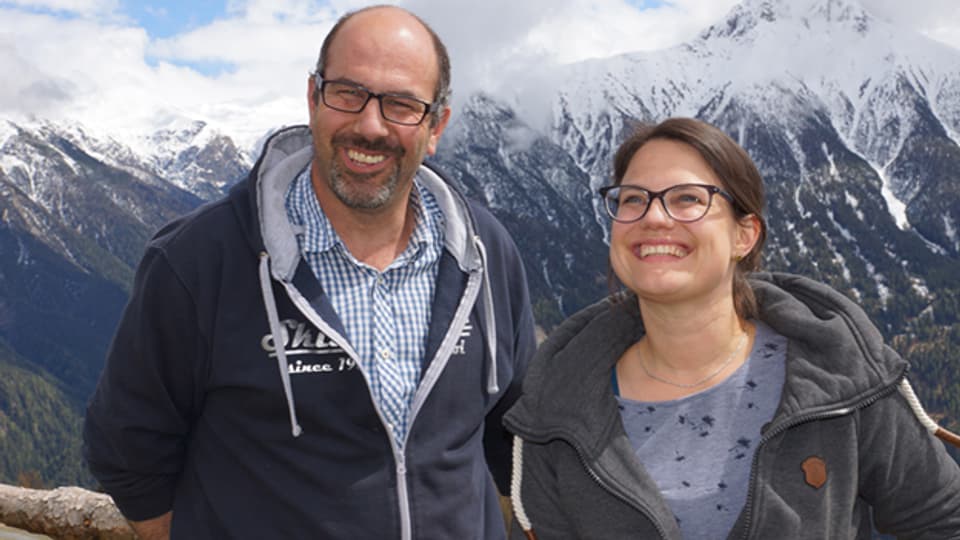 Fränzi Haller geniesst die Höhenluft beim Besuch auf der Alp Telf, wo Fadri Stricker wirtschaftet.