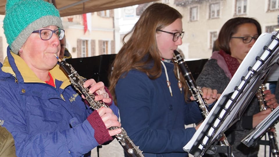 Als Teil der Società da musica da Sent spielten die Clarabellas bereits am Montag auf dem Dorfplatz von Sent.