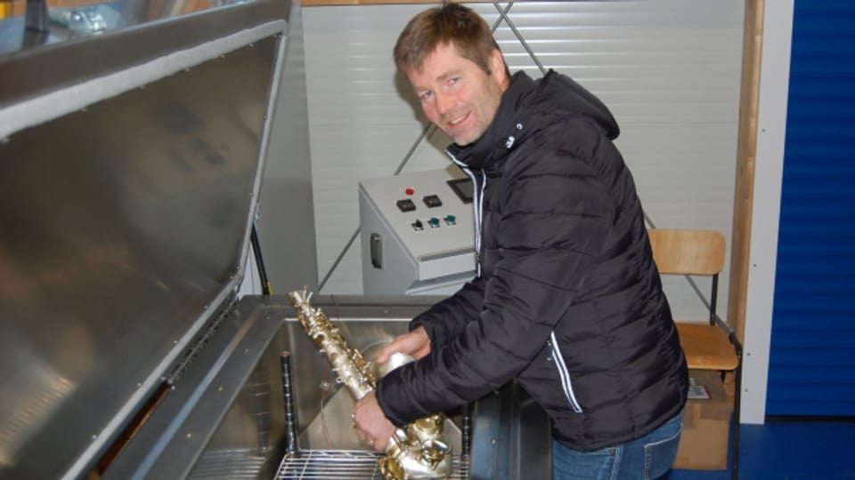 Wolfgang Lausecker legt ein Saxofon in seine Anlage für die «Tieftemperaturbehandlung».