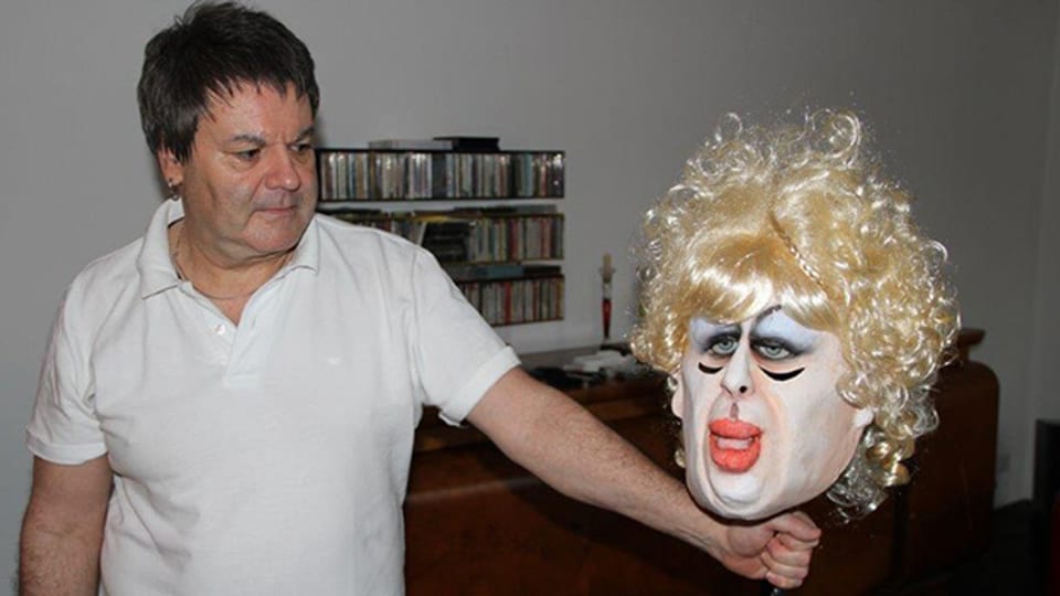 Piero Galbusera mit einer Maske der legendären Giacobbo-Figur Debbie Mötteli.