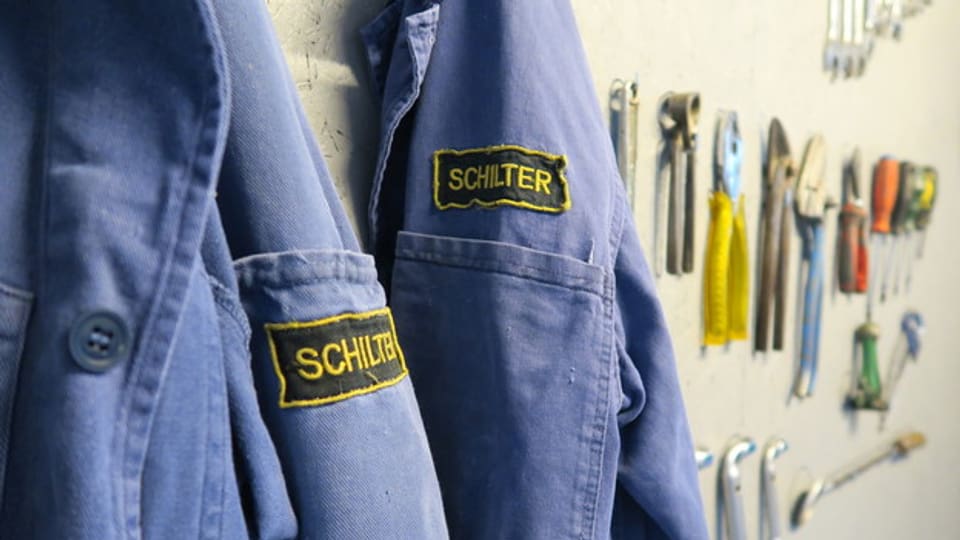 Liebevolle Details: Im Eingangsbereich hängen blaue «Schilter»-Arbeiterjacken.