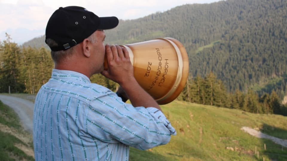 Armin Felix aus Alpnach im Kanton Obwalden macht den Betruf am Unspunnenfest.
