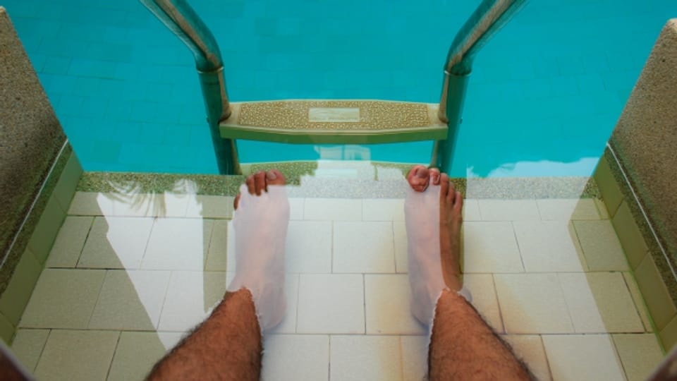 Mitbringsel aus dem Schwimmbad: Nagelpilz. Jetzt ist der Zeitpunkt ihn zu behandeln, damit man pilzfrei in den nächsten Sommer starten kann.