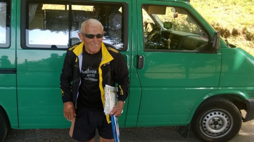 Fit bis ins hohe Alter. Dolfi Kempf reist mit 91 Jahren im grünen Bus von OL zu OL in halb Europa.