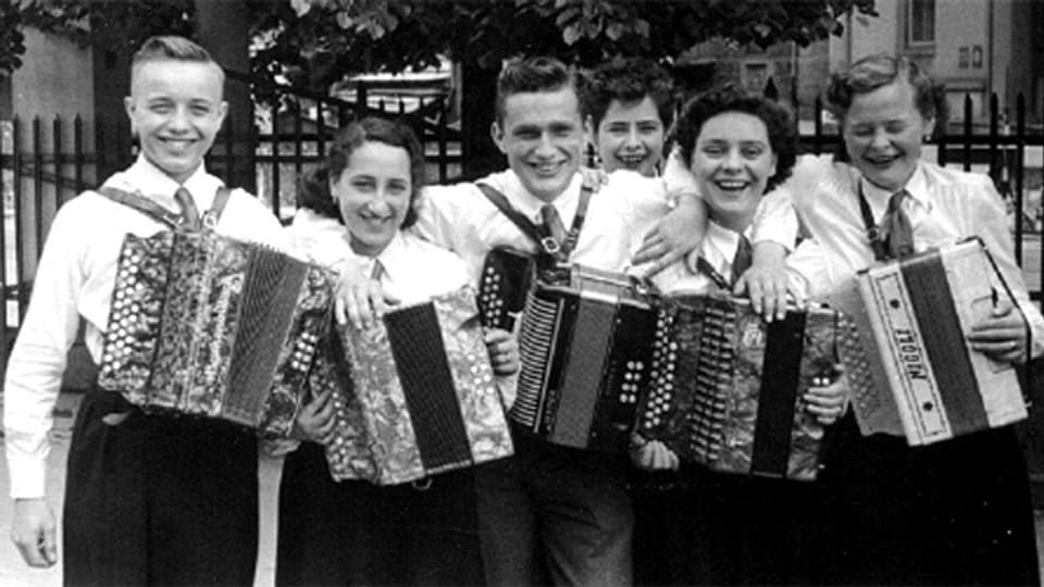 Musikantinnen und Musikanten des Handharmonika-Club Winterthur in den späten 1940er-Jahren.