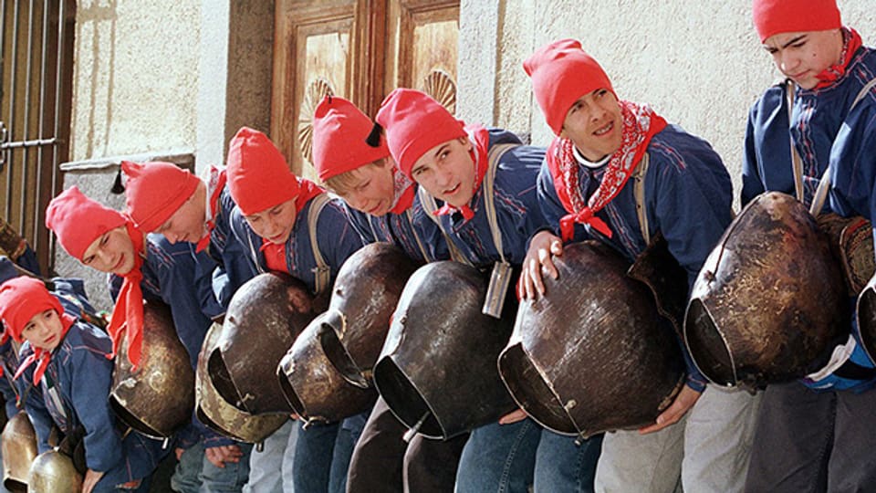 Chalandamarz 1998 in Zuoz: Mit lautem Glocken- und Schellengeläut vertreiben die jungen Burschen die bösen und garstigen Wintergeister.