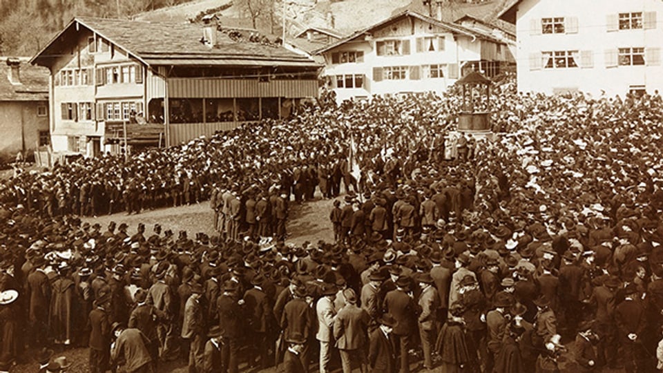 An der Näfelser Fahrt ca. 1895: Das ganze Dorf versammelt sich zur Predigt mit anschliessender Prozession.