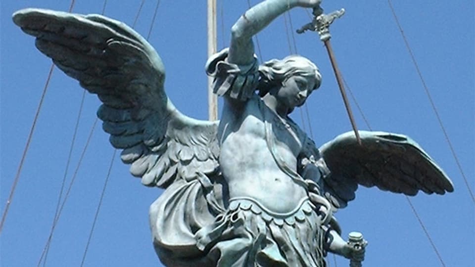 Erzengel Michael als Bronzestatue bei der Engelsburg in Rom.