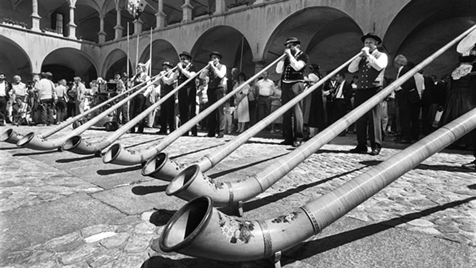 Die Feierlichkeiten zur Fahnenübergabe beim Eidgenössischen Jodlerfest Brig-Glis fanden 1987 im Hof des Stockalperschlosses statt.