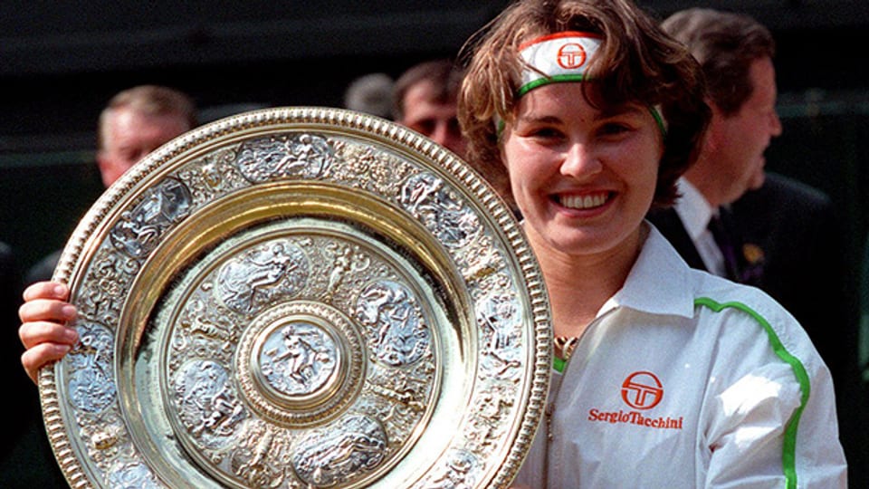 Martina Hingis präsentiert am 5. Juli 1997 nach ihrem Sieg beim Tennisturnier in Wimbledon ihre Siegertrophäe, den sogenannten Rosewater Dish.