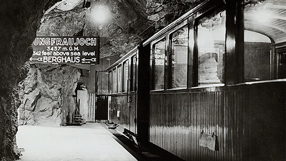 Aufnahme aus dem Jahr 1912 von der Jungfraubahn in der Station Jungfraujoch auf 3457 m ü. M.