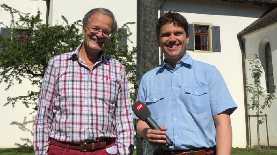 Hubert Spörri (l.) und Roman Portmann im Hof des Klosters Wettingen.