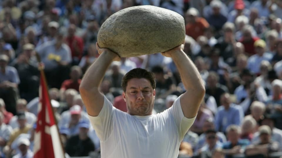 Markus Maire: Keiner stösst den 83,5 Kilogramm schweren Stein so weit wie er.