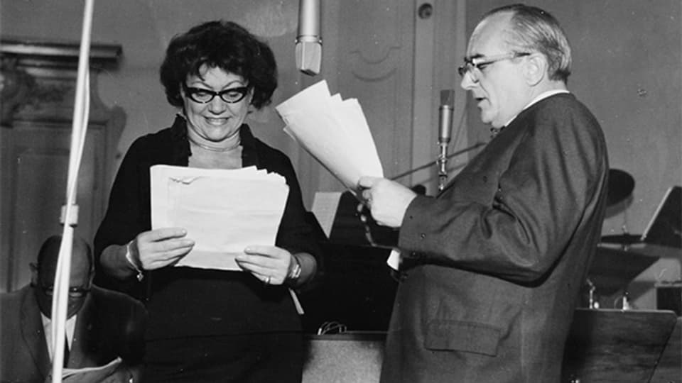 Margrit Rainer und Ruedi Walter 1966 während einer Radio-Quizsendung.